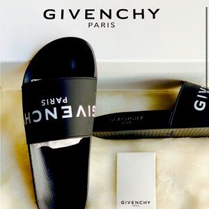 Givenchy "Givenchy" Shower Slide
NMF20 X4SMK
Never been worn size 11! New w/ tag
